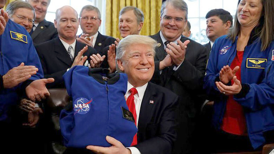Donald Trump saat menandatangani pengucuran dana untuk NASA