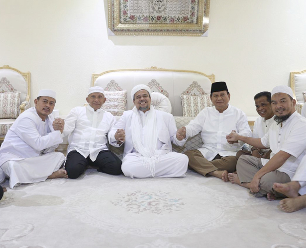 Tengah dari kiri: Amien Rais, Habib Rizieq, Prabowo Subianto.