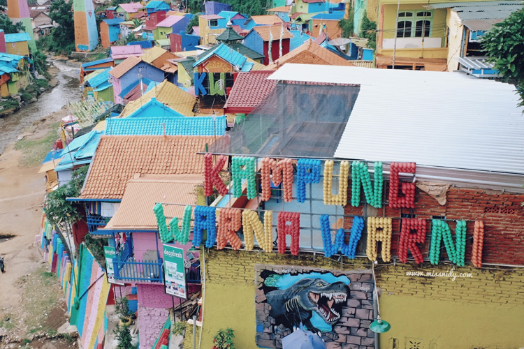 Ilustrasi kampung warna-warni
