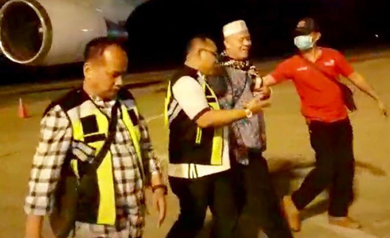Mantan Kacab BRI Sungai Penuh saat ditangkap usai pulang haji di Bandara Minangkabau, Sumbar.