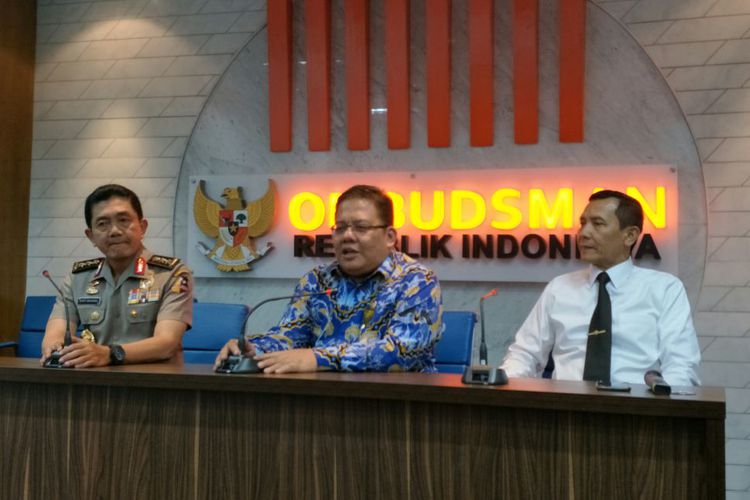 Komisioner Ombudsman Adrianus Meliala (Tengah) bersama Irwasum Polri Komjen Putut Eko Bayuseno (kiri) di Kantor Ombudsman, Jakarta.