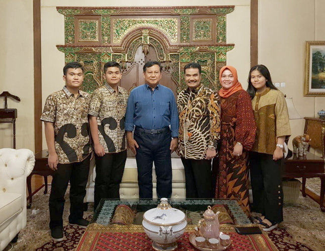 SAH bersama keluarga berfoto dengan Prabowo Subianto