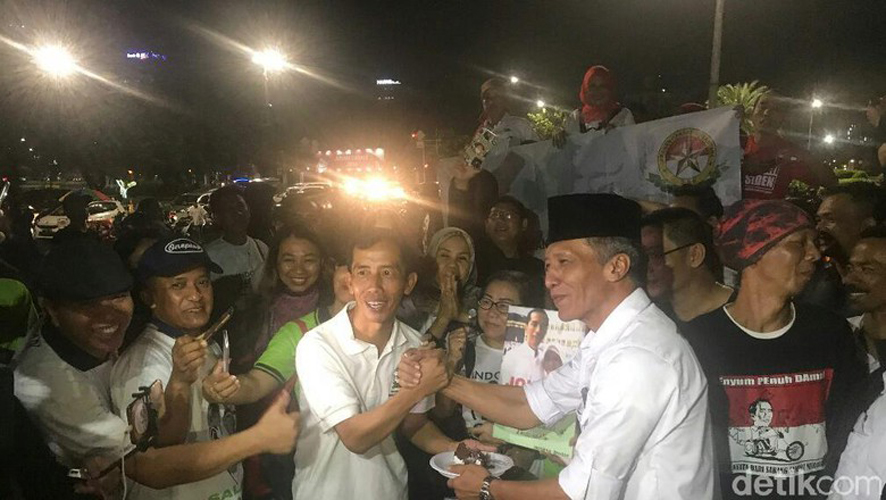 Jokowi KW kagetkan relawan [detik]