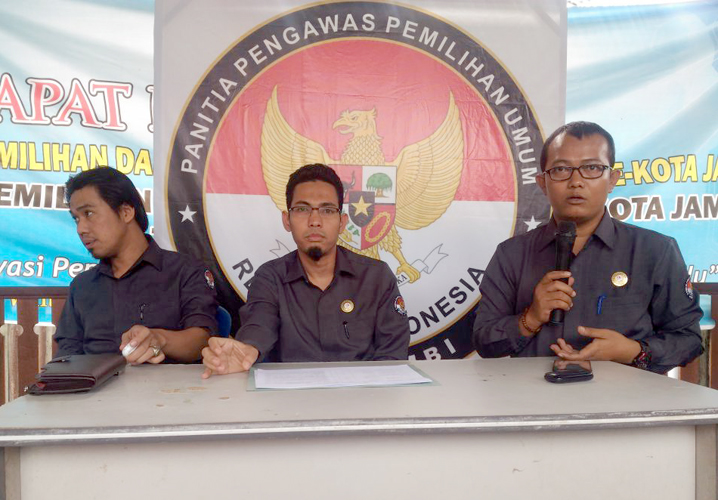 Ketua Panwaslu Kota Jambi, Ari Juniarman (tengah)