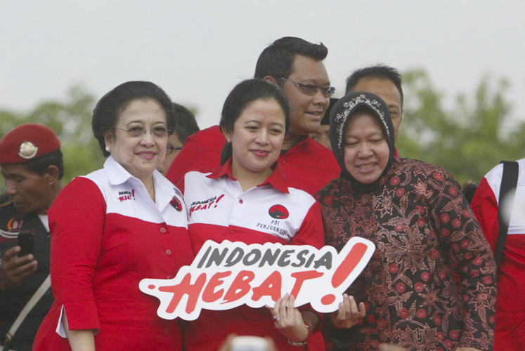 Ketua Umum DPP PDI Perjuangan Megawati Soekarnoputri (kiri) didampingi Ketua Badan Pemenangan Pemilu PDI Perjuangan, Puan Maharani (tengah) dan juru kampanye nasional dari Provinsi Jawa Timur PDIP, Tri Rismaharini.