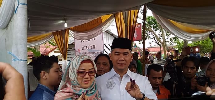 Walikota Jambi Sy Fasha dan Istri usai mencoblos