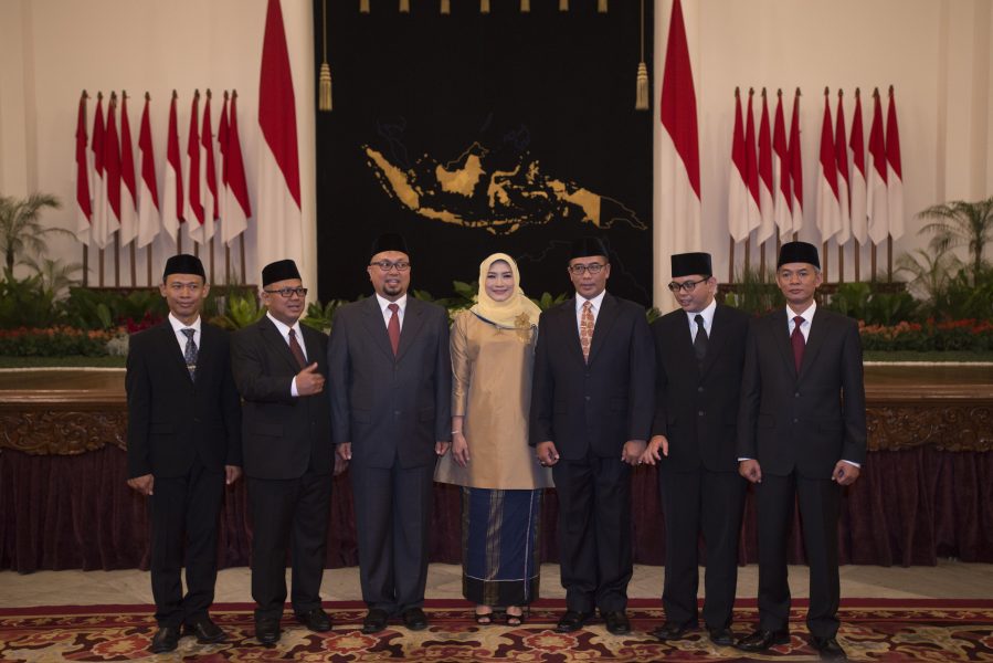 (Kiri ke kanan) Komisioner KPU Pramono Ubaid Tanthowi, Arief Budiman, Ilham Saputra, Evi Novida Ginting Manik, Hasyim Asy'ari, Viryan, dan Wahyu Setiawan berpose bersama seusai pelantikan Komisioner KPU dan Anggota Bawaslu di Istana Negara, Jakarta, Selasa (11/4). Presiden Joko Widodo melantik tujuh anggota Komisi Pemilihan Umum (KPU) dan lima anggota Komisioner Badan Pengawas Pemilu (Bawaslu) periode 2017-2022. ANTARA FOTO/Rosa Panggabean/kye/17.