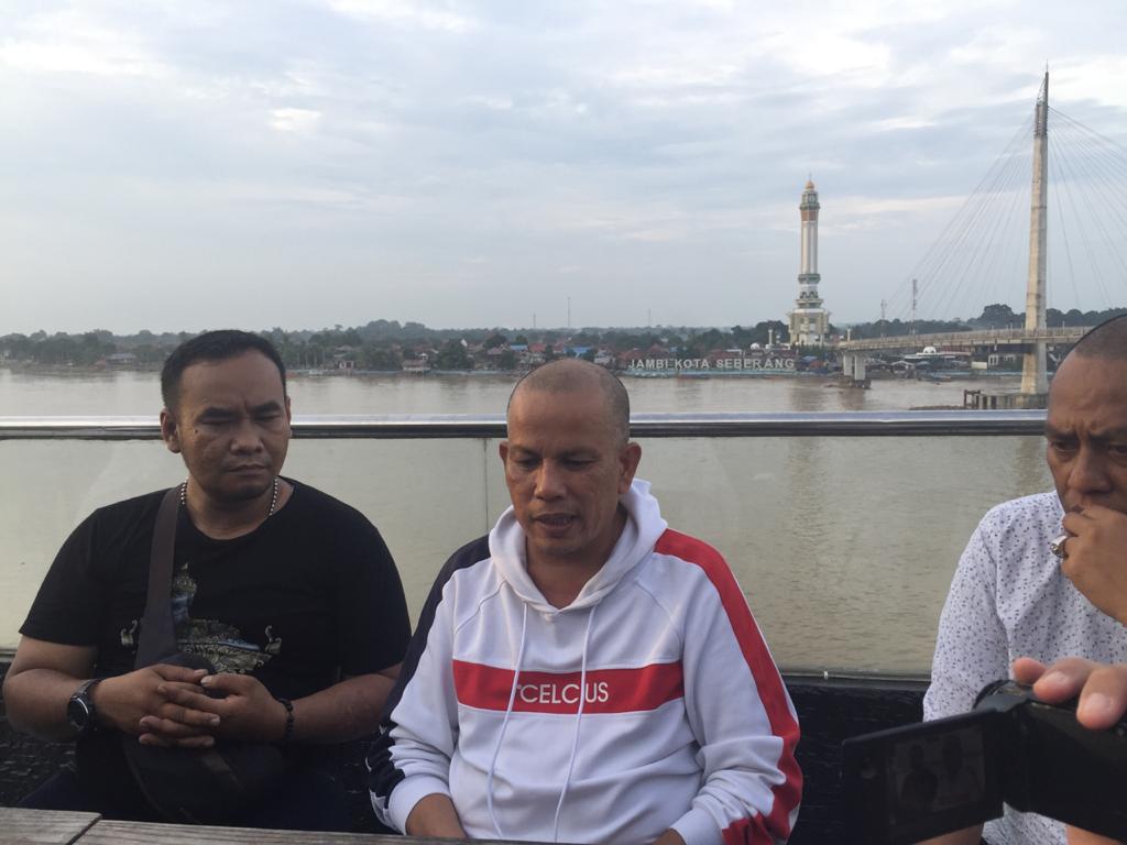 Jefri Bintara Pardede dan Daeng Hamdi mendampingi Paul ketika konferensi pers di belakang resto Wiltop, Rabu Sore tadi.