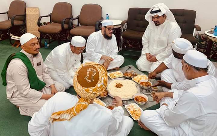 Cek Endra terlihat akrab, makan satu nampan bersama ulama-ulama di Mekkah Al Mukarromah