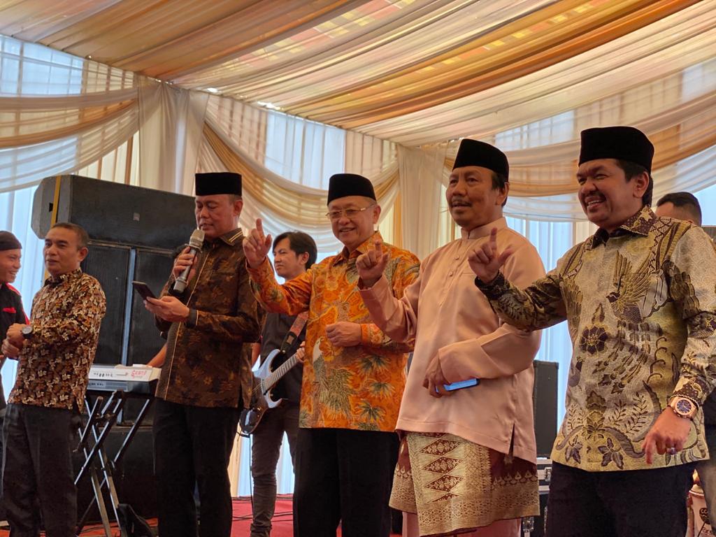 Sukandar tengah bernyanyi, sementara Cek Endra, Bambang Hermanto dan Tantowi Jauhari kompak mengangkat jari yang membentuk simbol C