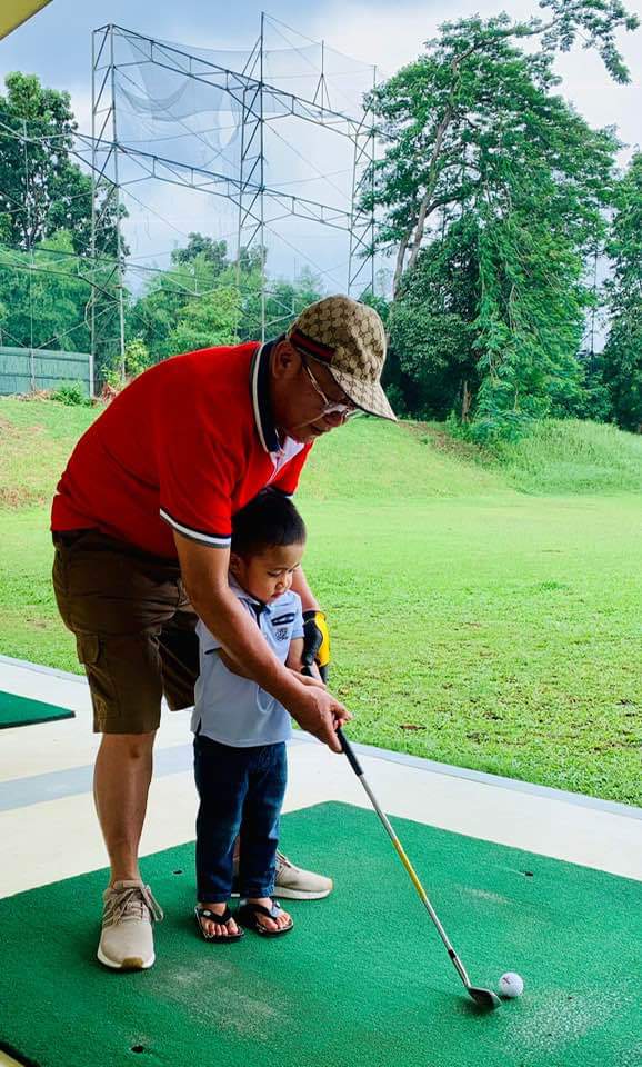 Cek Endra ketika melatih sang cucu bermain Golf.