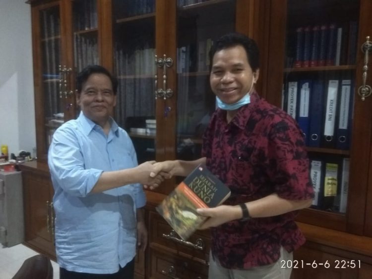 Abdul Murady Darmansyah saat menyerahkan buku kepada koleganya Rektor IAIN Kerinci
