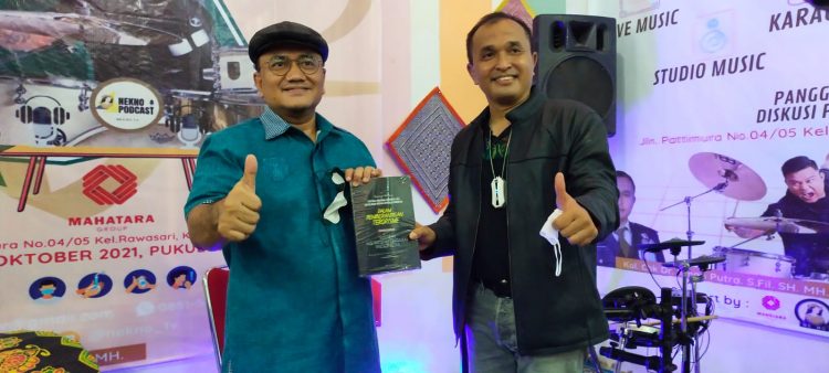 Kolonel Irman Putra SH MH menyerahkan bukunya kepada Wakil Walikota Dr Maulana di sela-sela syukuran KIRAPOTI Cafe dan Resto