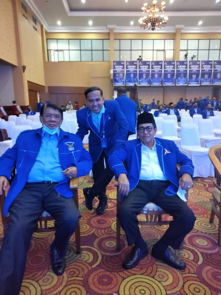 Ustad Khoiron Fauzi tampak akrab bersama AJB dan Burhanuddin Mahir