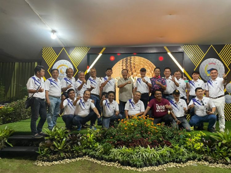 Fose bersama panitia Kerinci Golf Club (KGC) yang menginisiasi sumbangan untuk kota santri di acara turnamen Golf di Bogor.