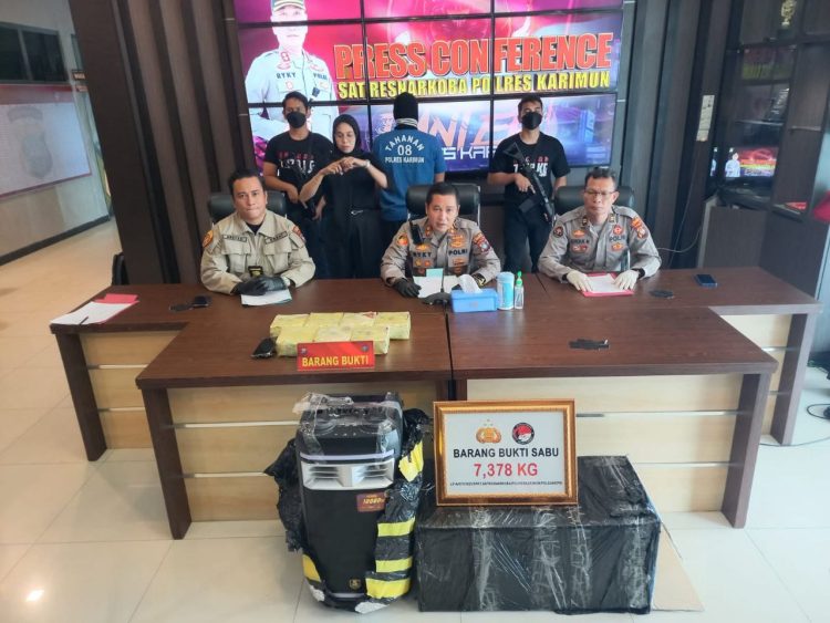 Polisi menggagalkan penyelundupan sabu seberat 7,3 KG dari Malaysia tujuan Jambi.